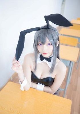 男子被扇耳光后连续击打女子头部